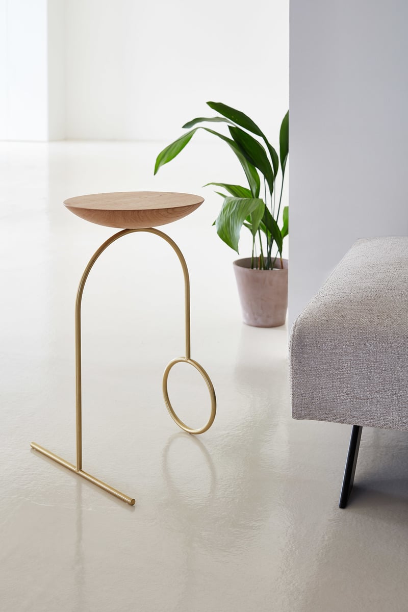 Giro sculpture table, brass - matt oak