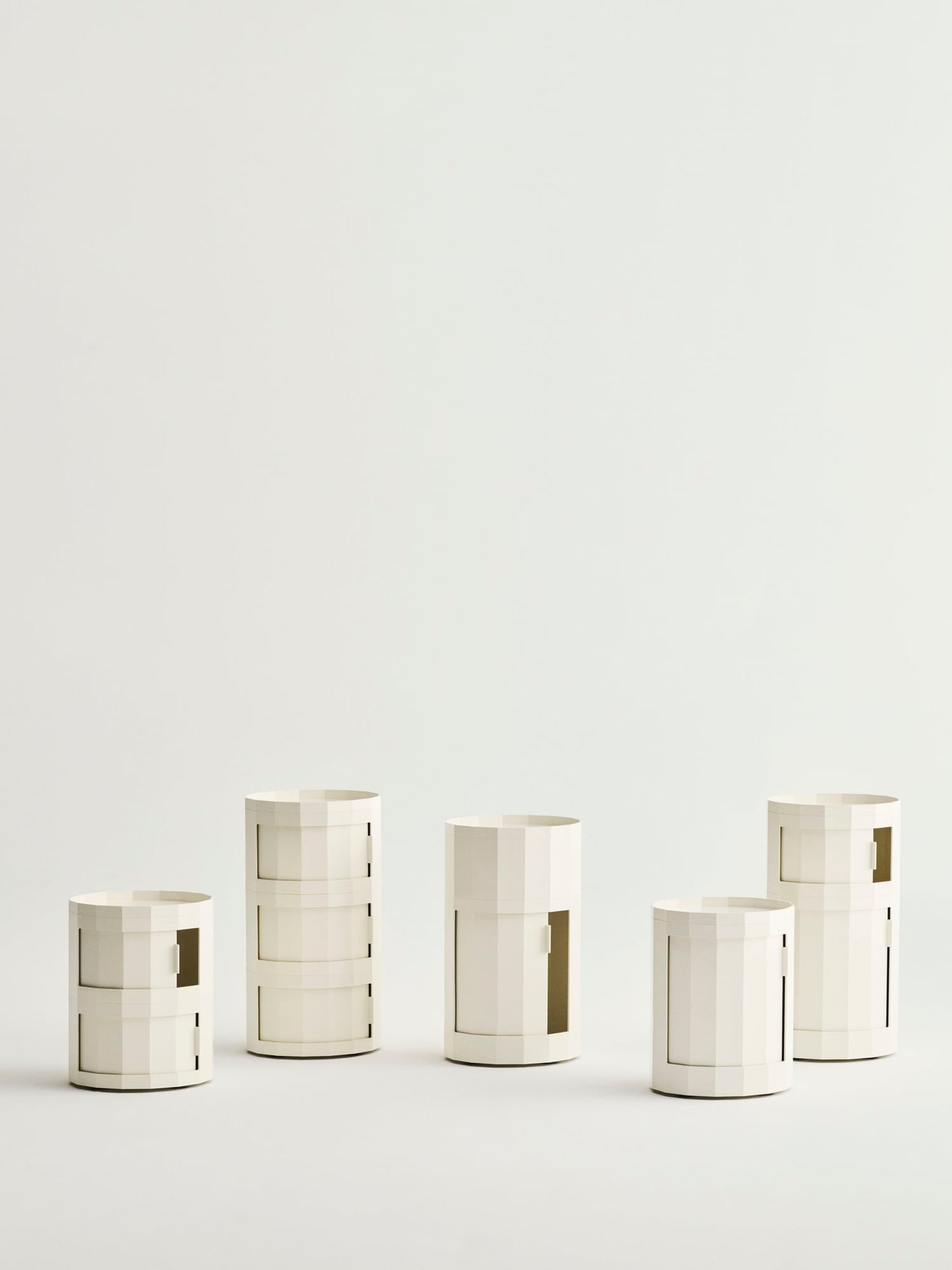 Facet cabinet incl. feet and castors, low, eggshell