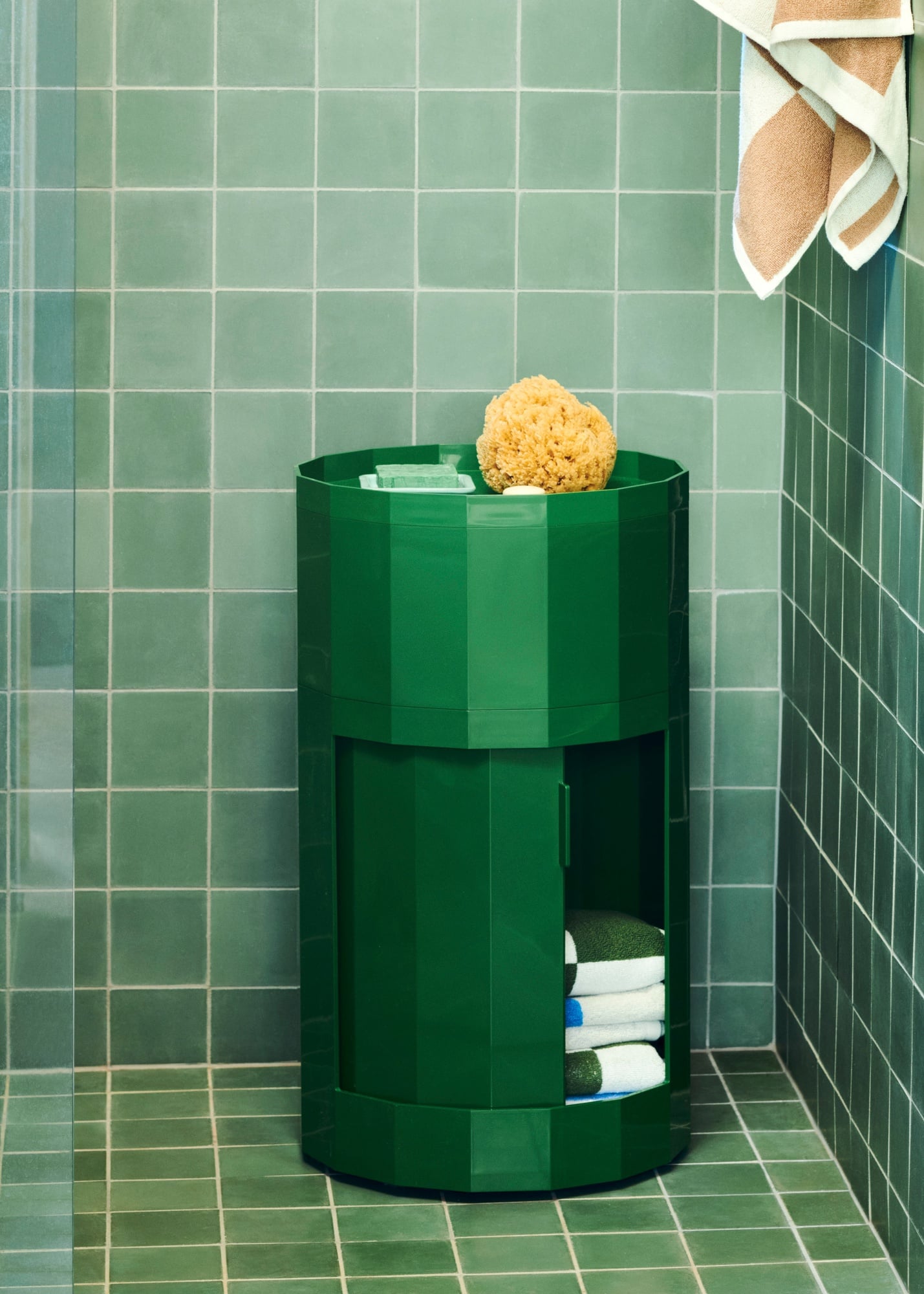 Facet cabinet incl. feet and castors, high, spinach green