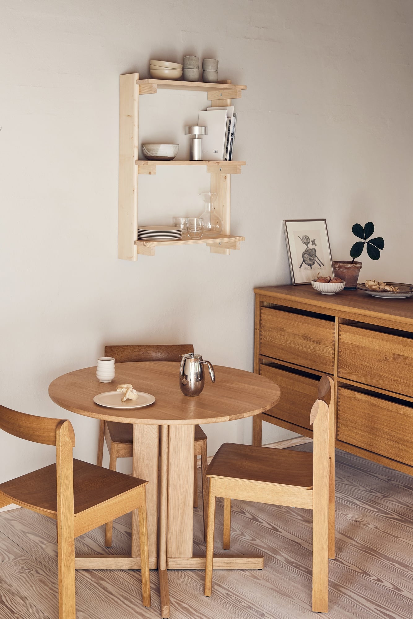 Trefoil round table, 90 cm, oak