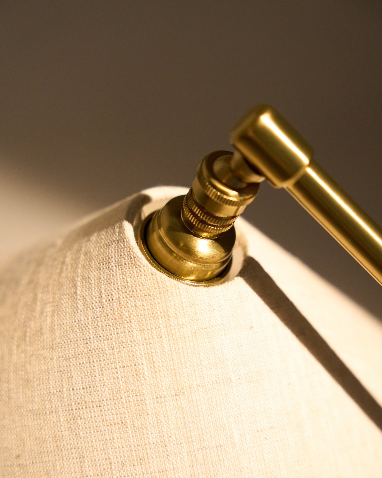 Gräshoppa table lamp, brass - canvas