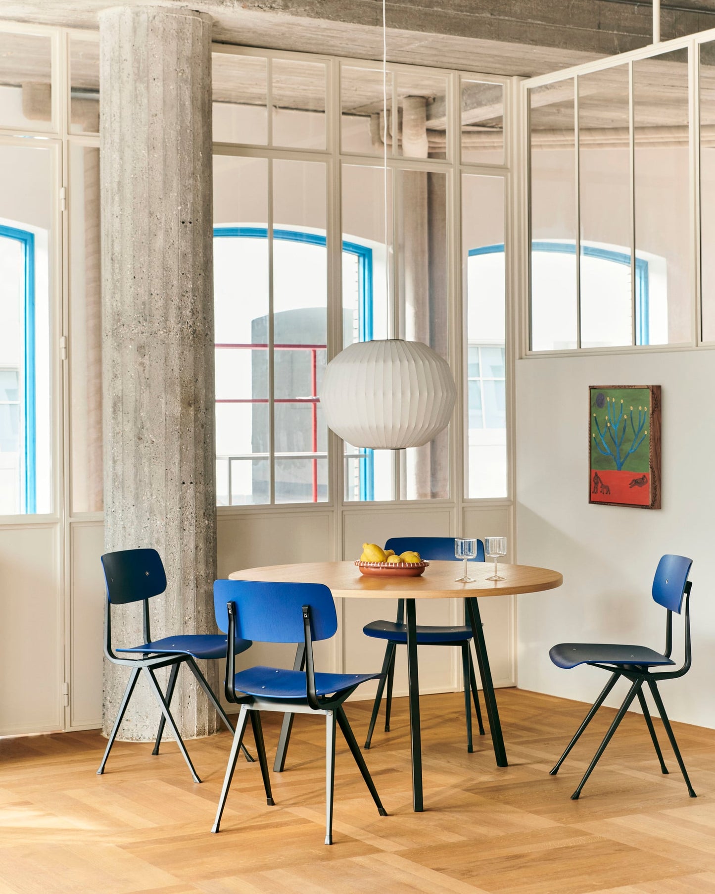 Loop Stand round table, 120 cm, deep blue - lacquered oak