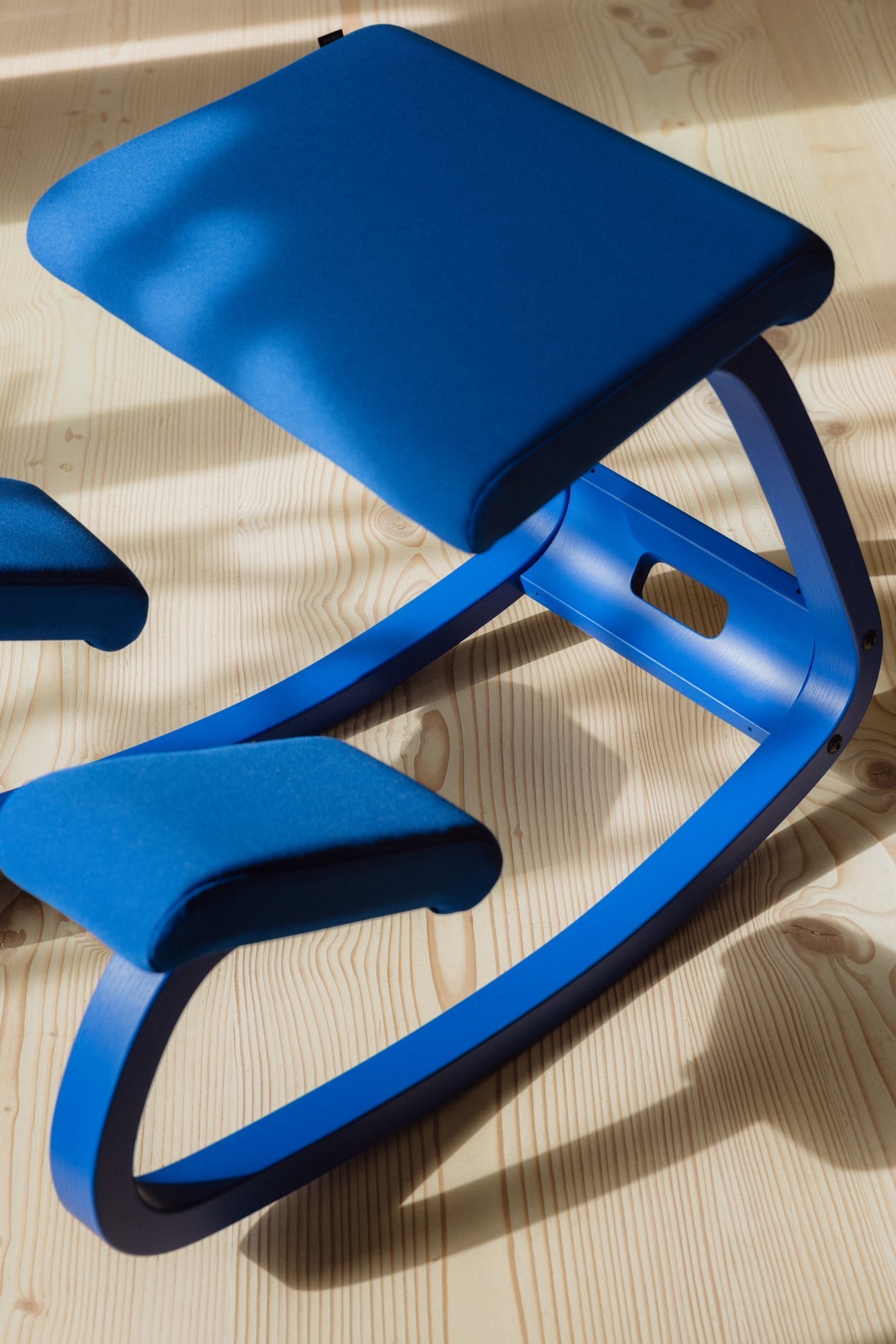 Variable Monochrome kneeling chair, marine