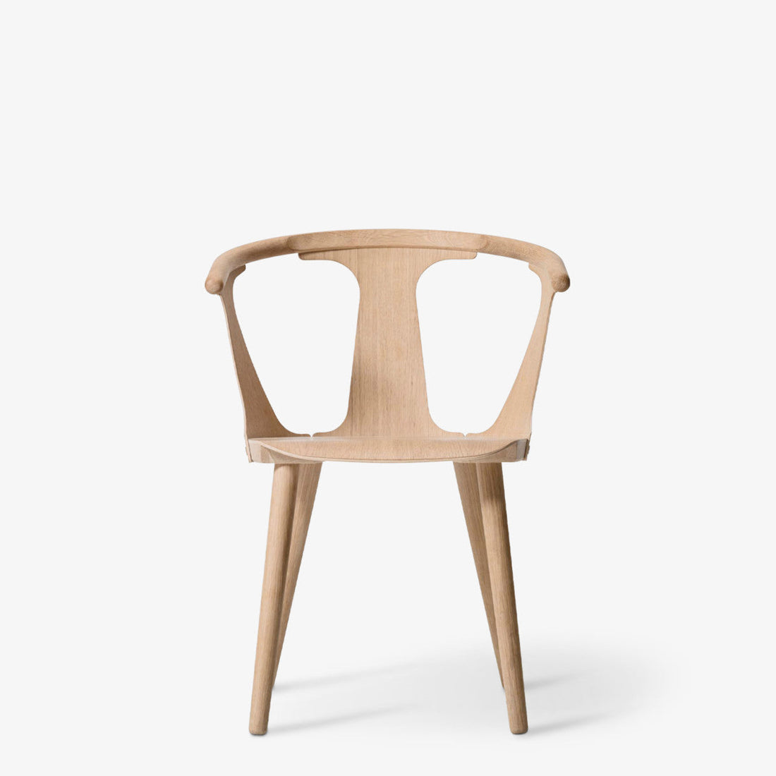 &Tradition 'In Between' Armchair SK1: The Balance of the 'Crescent Moon' Backrest and Woodworking Created by Sami Kallio