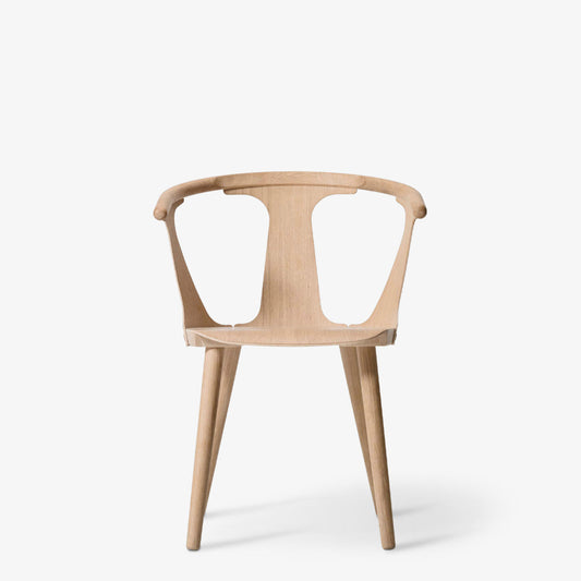 &Tradition 'In Between' Armchair SK1: The Balance of the 'Crescent Moon' Backrest and Woodworking Created by Sami Kallio