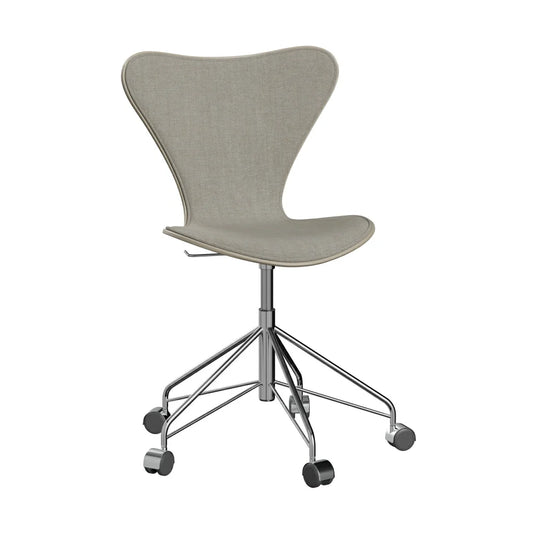 Series 7™ - 3117, Front Upholstered by Fritz Hansen