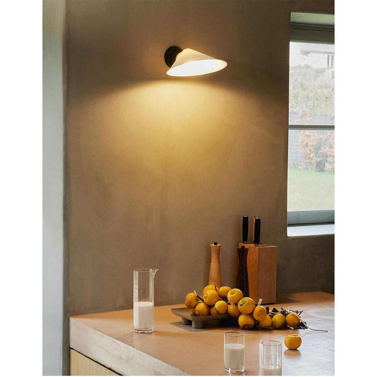 DCWéditions Plume Wall Lamp Porcelain/ Black