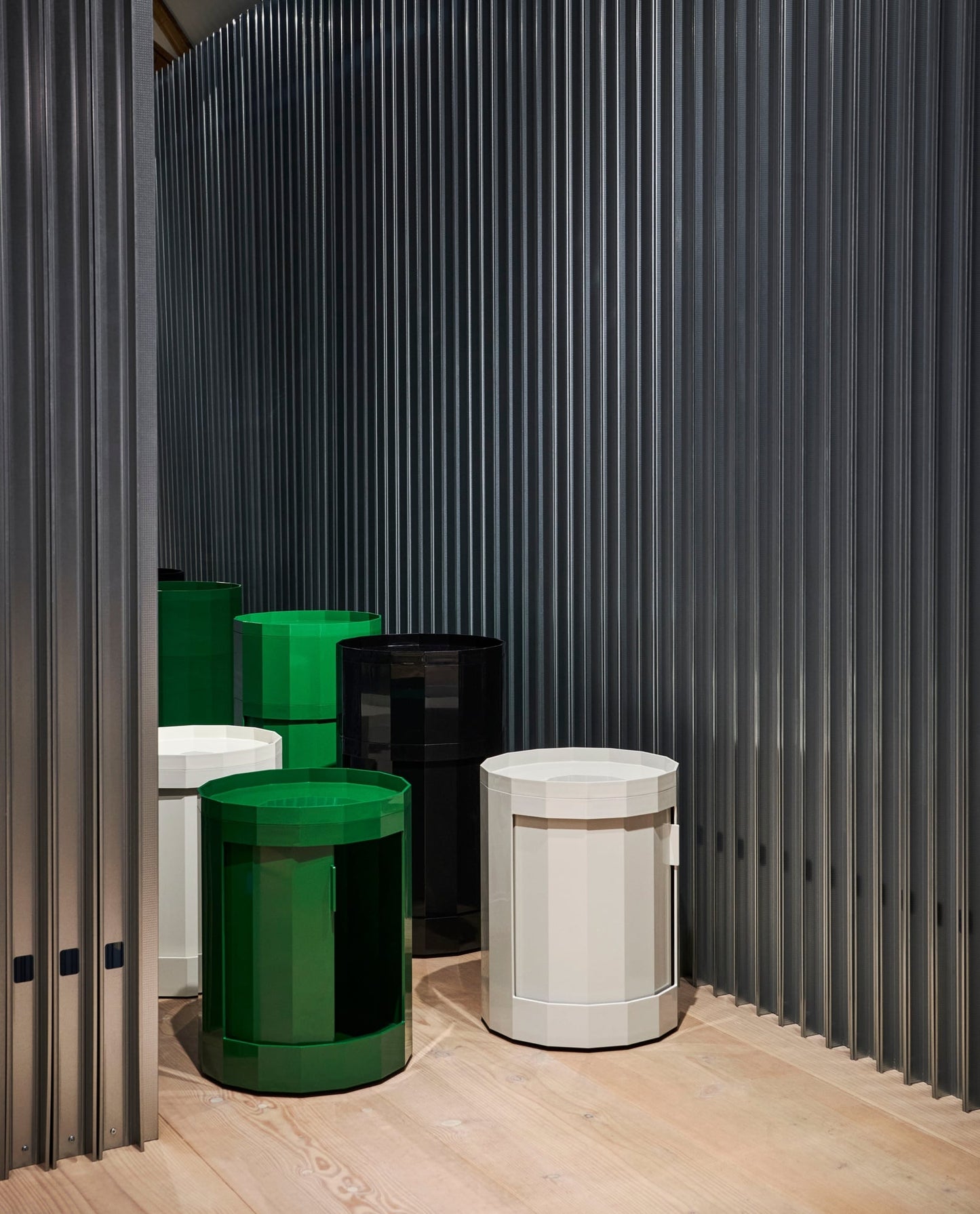 Facet cabinet incl. feet and castors, low, spinach green
