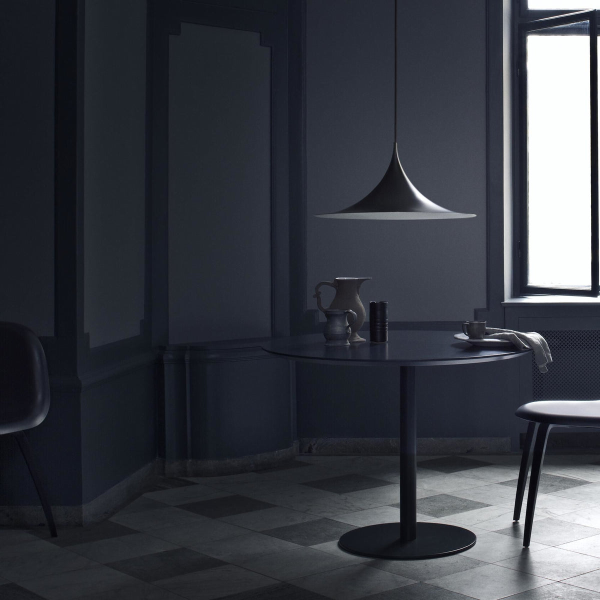 1.0 Dining Table Round Ø80 cm M. Black Base and Black Marquina Marble Top