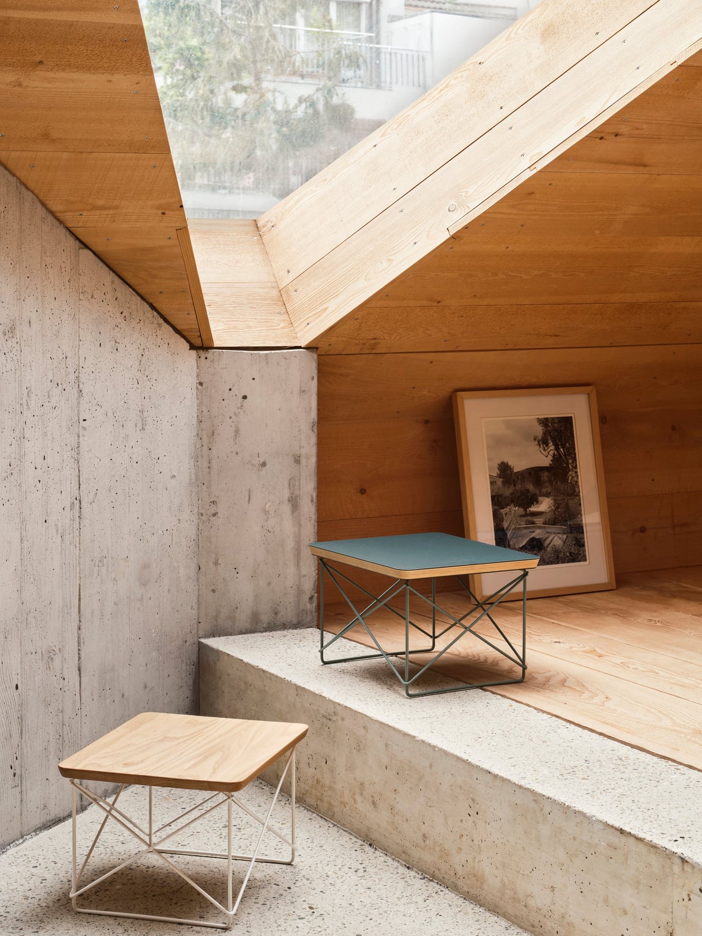 Eames LTR Occasional table, smoke blue linoleum - sky blue