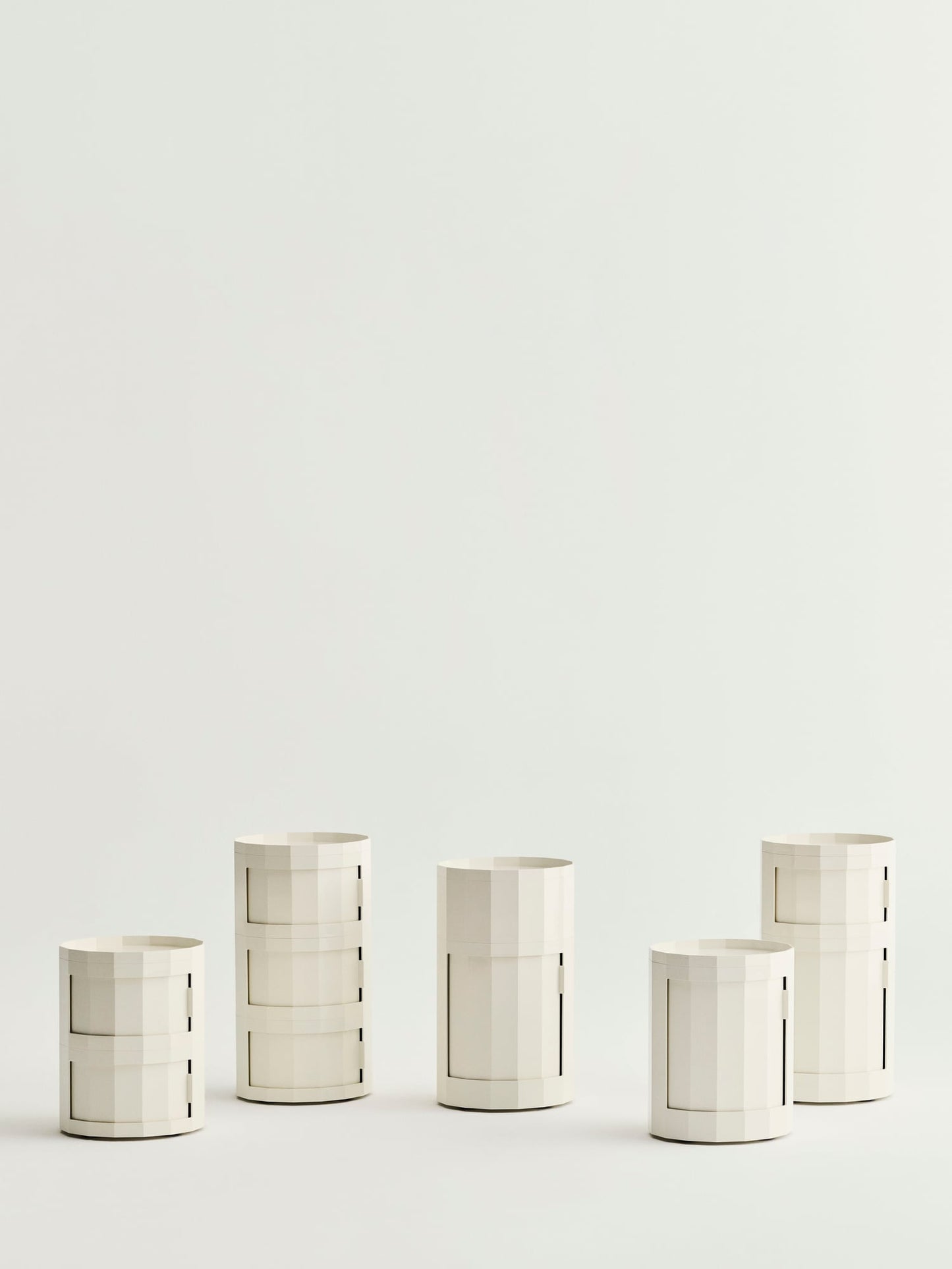 Facet cabinet 110, incl. feet and castors, eggshell