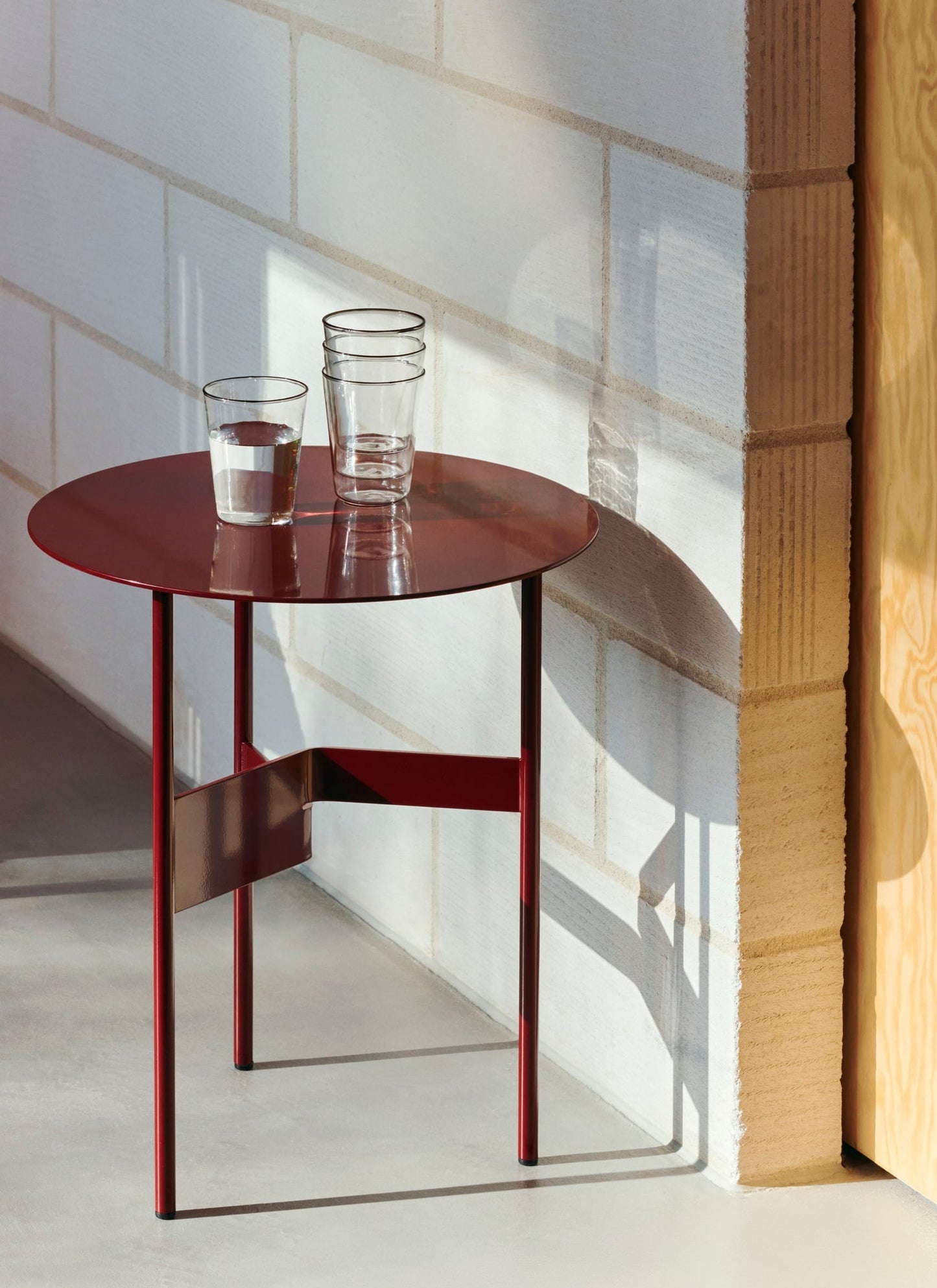 Shim coffee table, diam. 45 cm, h. 51 cm, bordeaux