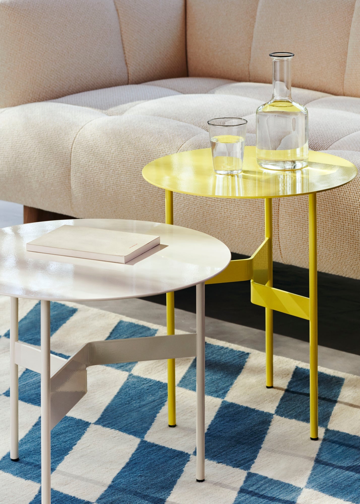 Shim coffee table, diam. 54 cm, h. 44 cm, eggshell