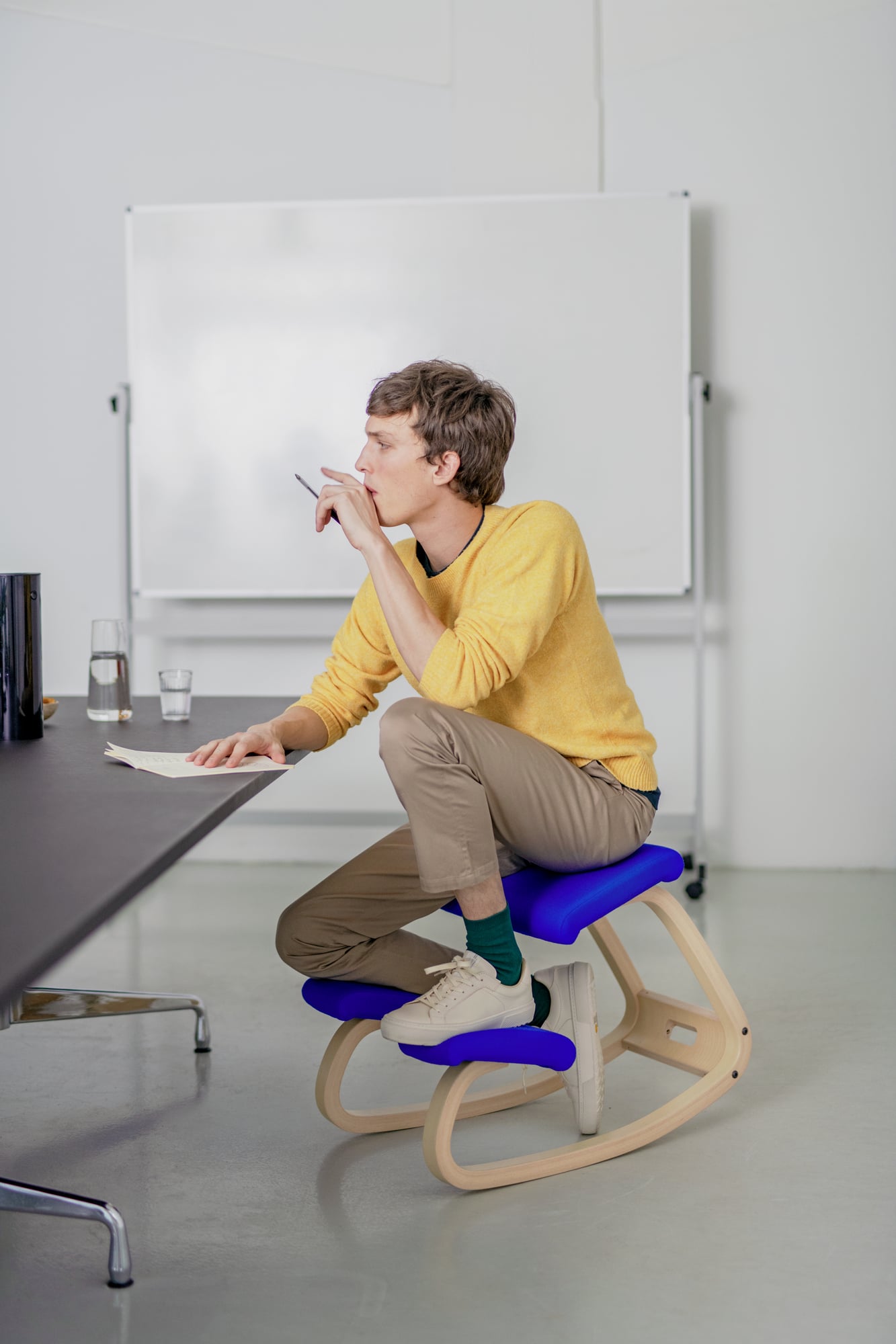 Variable kneeling chair, light brown ash - Re-Wool 868