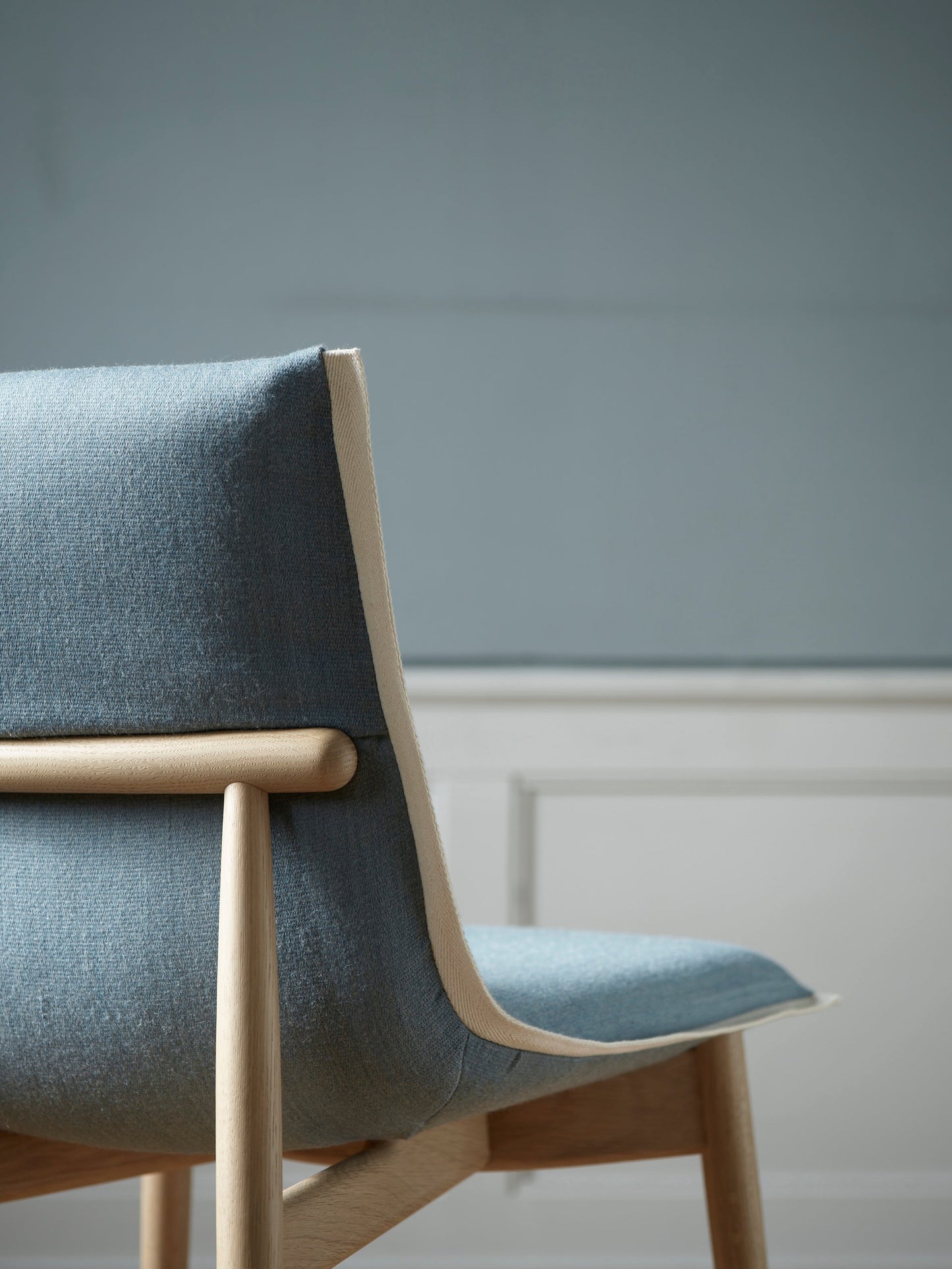 E004 EMBRACE CHAIR