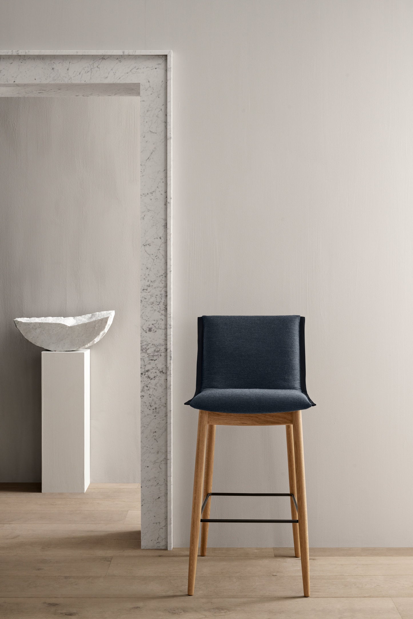 E006 EMBRACE BAR STOOL