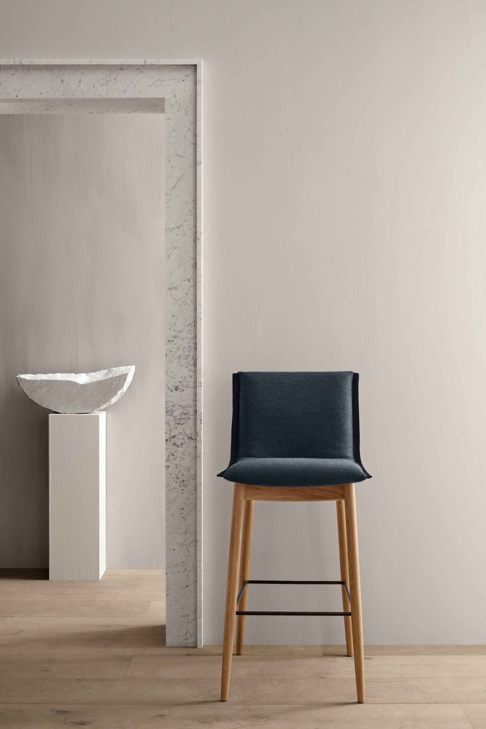 E006 EMBRACE BAR STOOL