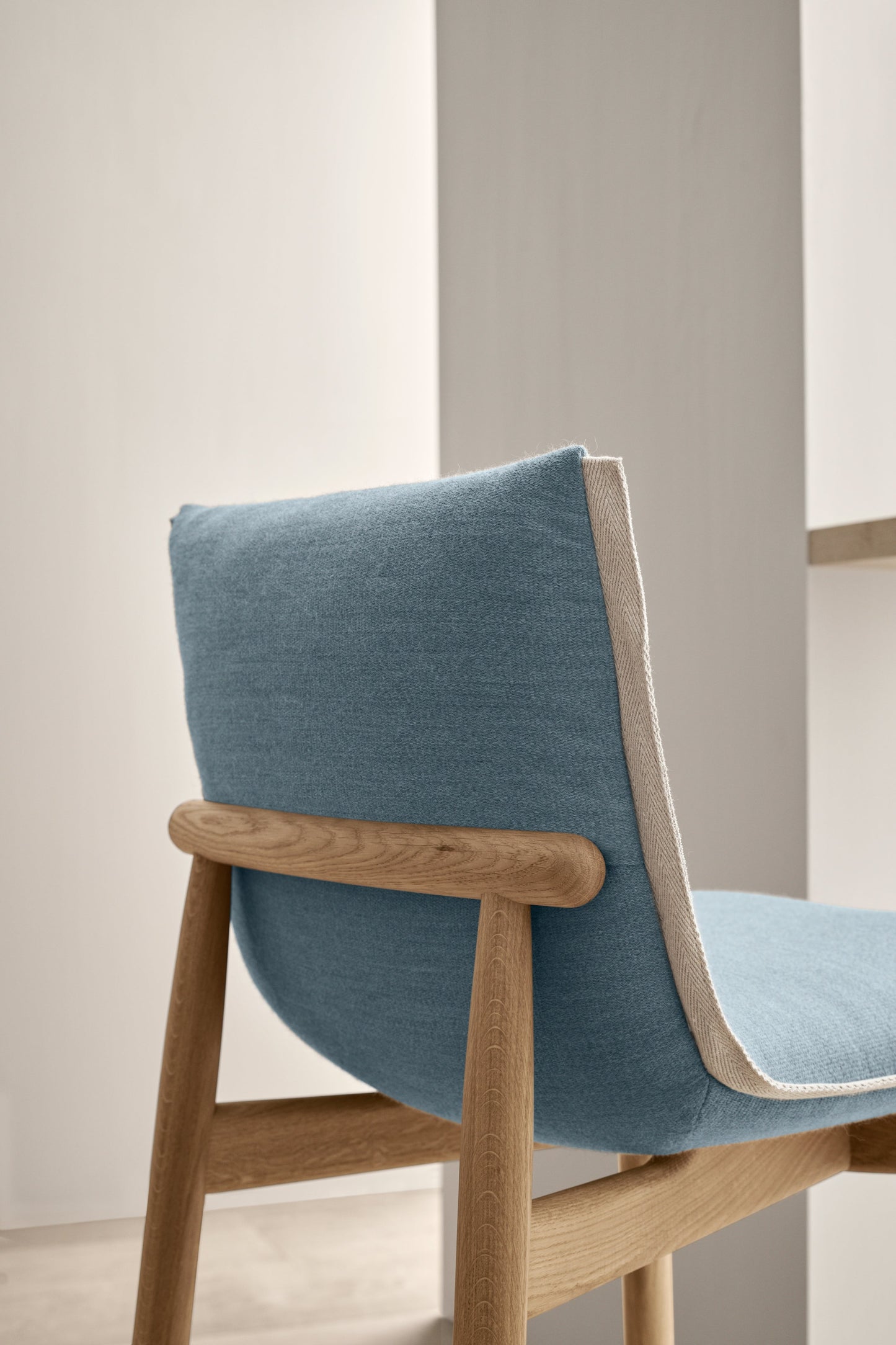 E007 EMBRACE BAR STOOL
