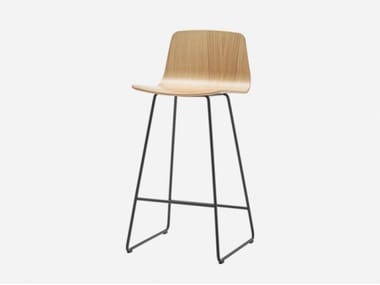 VARYA WOOD - Sled base oak stool with footrest by Inclass